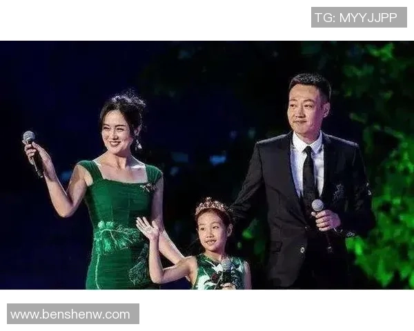 足球明星妻子怀孕照曝光幸福瞬间引发网友热议与祝福